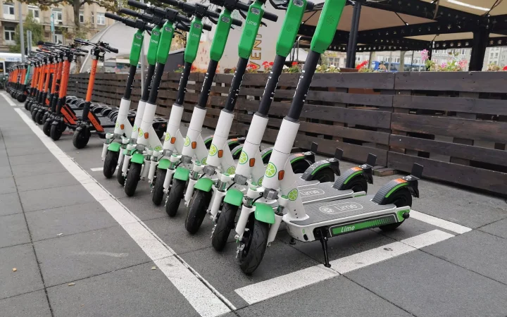 Aufladen und Wartung von E-Scootern