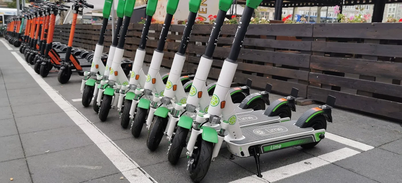 Aufladen und Wartung von E-Scootern
