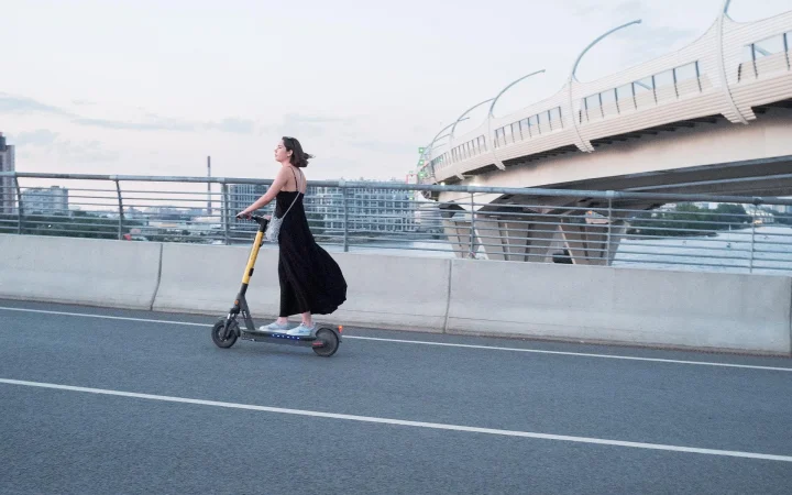 Mit dem E-Scooter zur Arbeit – wie praktisch ist das?